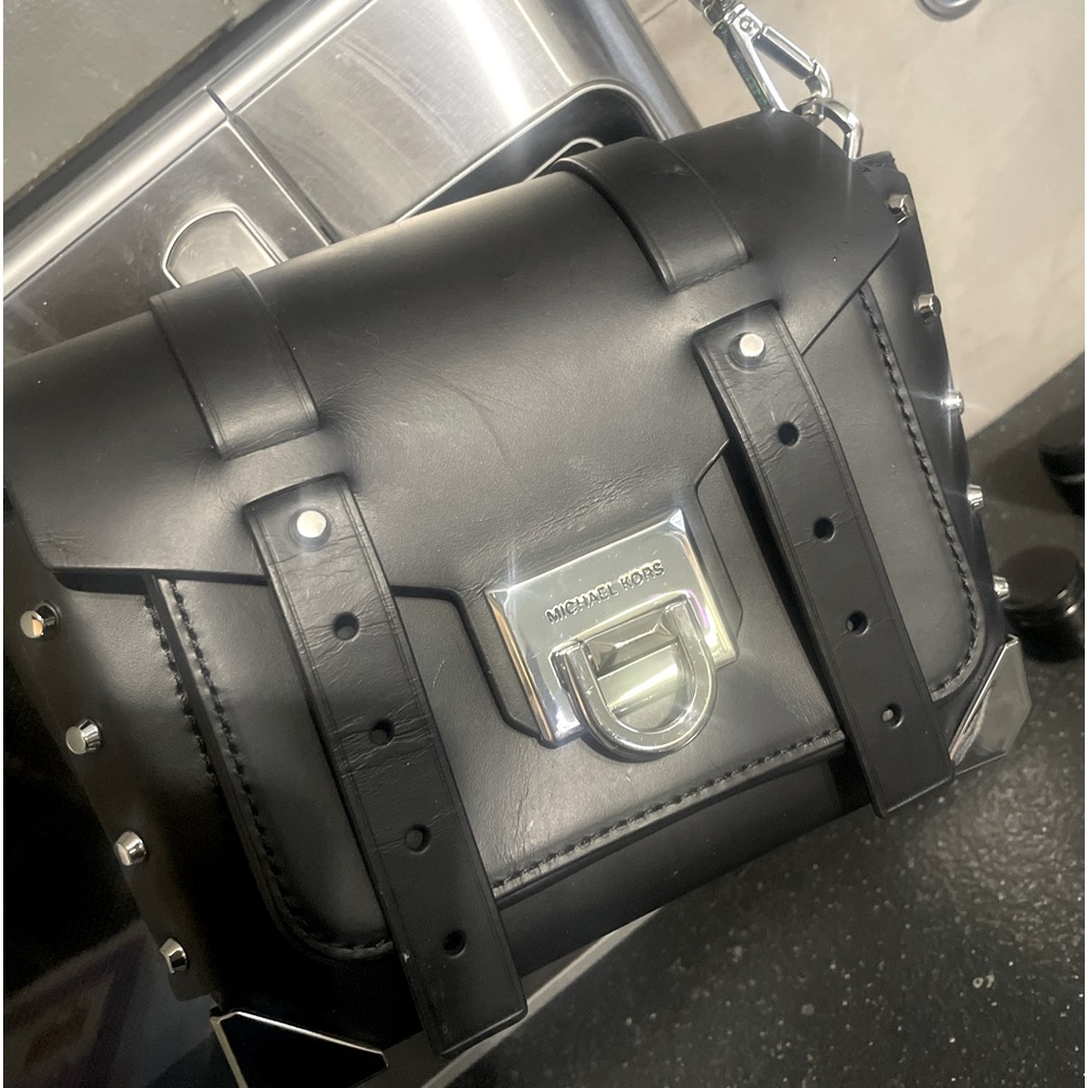 Micheal Kors small purse, cross body/ shoulder bag. Mint condition used once.